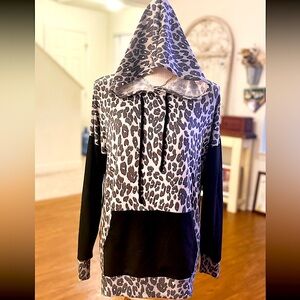 🆕🖤SEW IN LOVE: Hooded L/S Top w/Animal Print & Colorblock SMALL
